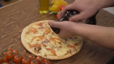 Şef biber pizza üzerine ekler.