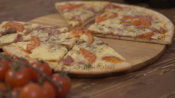 Amigos compartiendo el último pedazo de pizza . — Vídeos de Stock