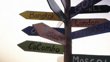 çeşitli şehirler ve yön gösteren bir ahşap trafik işaretleri