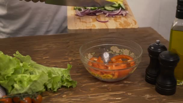 Een kom van salat omvatten Groenen, balken, papier is gemengd — Stockvideo