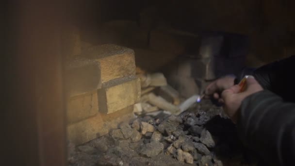 Homme du feu allumé dans la cheminée — Video