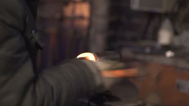 Kömür ateşinde Metal ile çalışan demirci