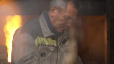 Demir örs üzerinde çalışan demirci.