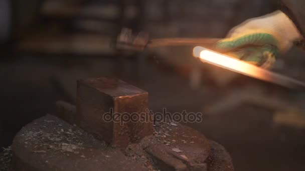 Kowal uderza czerwony gorące żelazo, iskry lecą. — Wideo stockowe