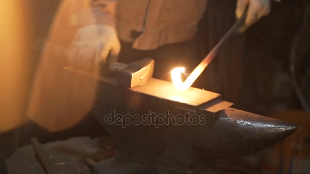 Forger des forges avec des étincelles dans un atelier — Video
