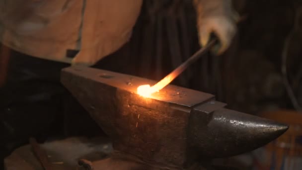 Pandai besi secara manual menempa logam cair di landasan — Stok Video