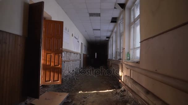 Ein beängstigend verlassener Koridor eines evakuierten Gebäudes. — Stockvideo
