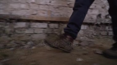Yok edilen terk edilmiş binada merak kapüşonlu genç adam.