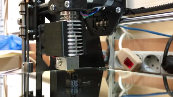 Afdrukken met plastic draad gloeidraad op 3D-printer — Stockvideo