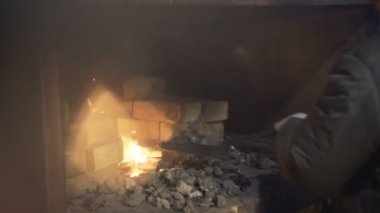 Yanan alevler içinde bir Forge