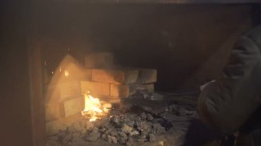 Barbekü içinde yanan kömür
