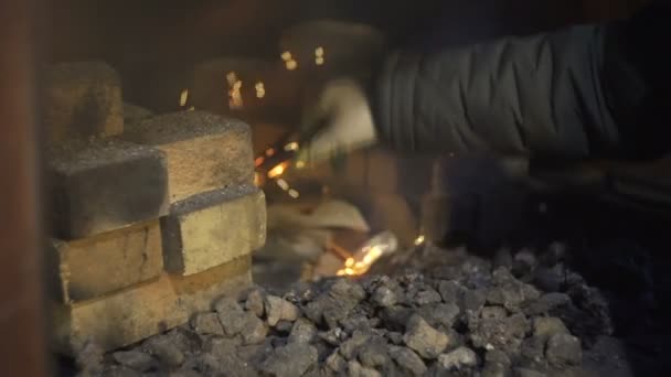 Forgeron chauffage un fer à cheval dans le feu — Video