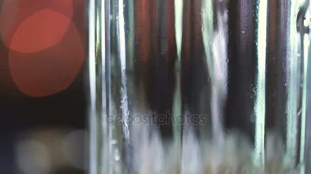 La bière se verse dans le verre incliné .