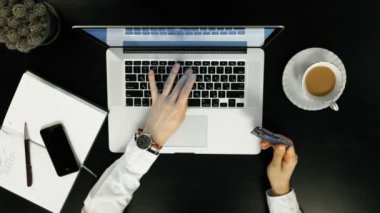 Üstten Görünüm. Alışveriş online kavramı. kredi kartı holding adam eller.