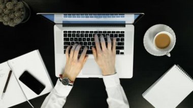 Görünümü top - el silah üzerinde iş üstünde laptop.
