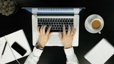 Görünümü top - el silah üzerinde iş üstünde laptop.