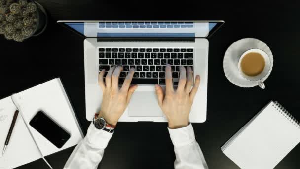 Vista dall'alto - lavoro sul computer portatile sopra, pistola in mano . — Video Stock