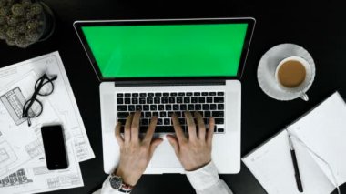 Ofis Masası yeşil ekran ile onun laptop ile çalışan iş adamı.