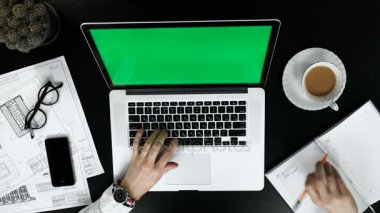 Üst notlar kağıt defter kalem tarafından ahşap tablo yapma eller mans.