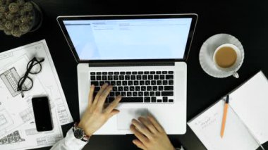 Üst notlar kağıt defter kalem tarafından ahşap tablo yapma eller mans.