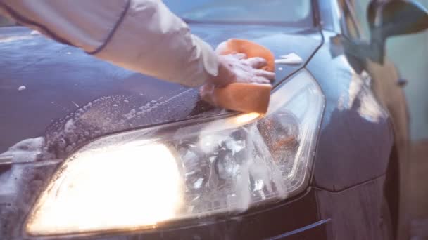 Cuidado del coche - Hombre lavando un coche con una esponja — Vídeos de Stock