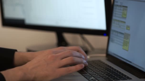 Homme travaillant sur ordinateur portable au bureau 