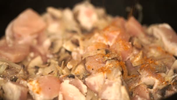 Smażenie warzyw i kurczaka białe mięso — Wideo stockowe