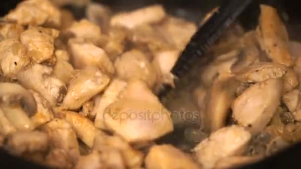 Freír verduras y carne blanca de pollo — Vídeos de Stock