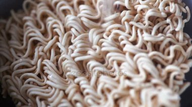 Anlık Ramen erişte sıcak su ile.