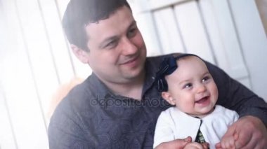 Baba evde yeni doğan bebek kızı ile