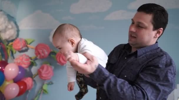 Ο πατέρας παίζει αεροπλάνο με το μωρό στο σπίτι — Αρχείο Βίντεο