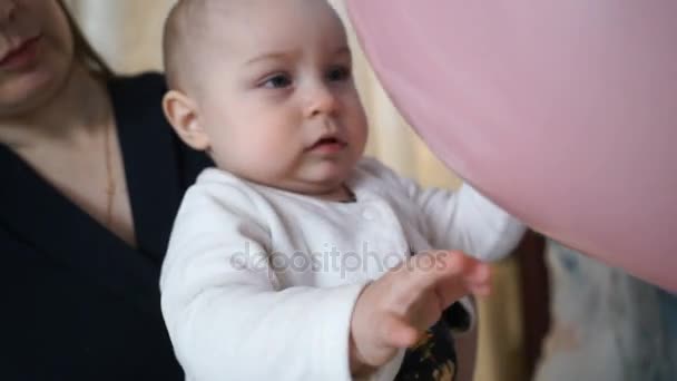 Bebé juega con globos — Vídeos de Stock
