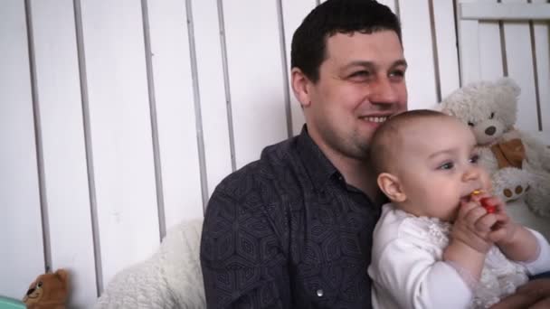 Far i hemmet med nyfött barn dotter — Stockvideo
