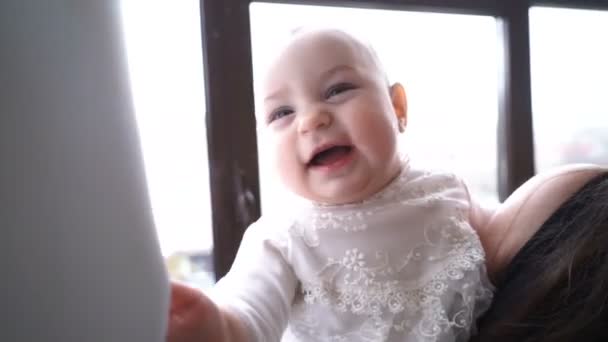 Glad mamma och baby spela — Stockvideo