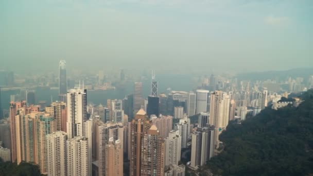 Hermosa toma aérea dramática de rascacielos altos cubiertos de niebla o neblina al atardecer en Hong Kong , — Vídeos de Stock
