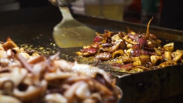 Brochettes barbecue à cuisson au ralenti dans un restaurant chinois . — Video