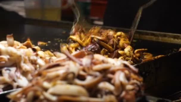Zeitlupe: Köchin macht asiatische Nudeln im Wok. — Stockvideo