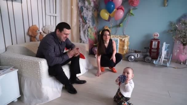 生後 6 ヶ月の赤ちゃんと遊ぶ若い家族, — ストック動画