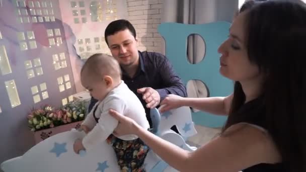 Meisje, spelen met speelgoed en ouders — Stockvideo