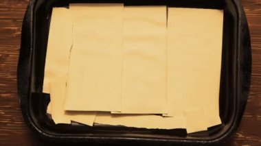 Zaman atlamalı görünümü bolognese soslu lazanya hazırlanması