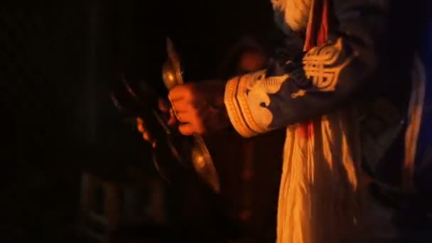 Жорсткі постріл людина в Марокканський плаття грає Арабська doumbek, дарбука. — стокове відео