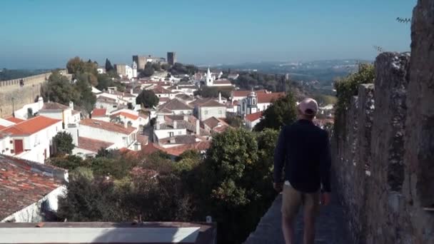 Un joven camina en la plataforma de observación . — Vídeos de Stock