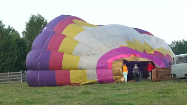 Propan gasbrännare fylla ballongen med varmluft på fältet — Stockvideo