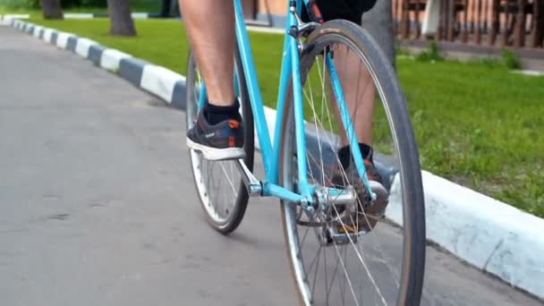Uomo pedalando sul fixed.slow motion. vicino . — Video Stock