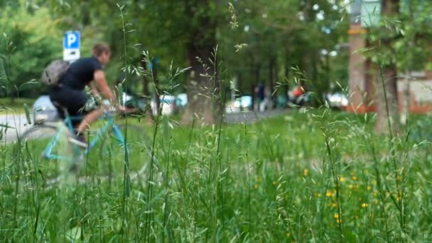 Cyklista muže na koni pevné zařízení sportovního motocyklu bez RZ v slunečný den na město. Zpomalený pohyb. — Stock video