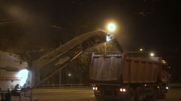 Macchine stradali pesanti. Lavoro notturno vapore — Video Stock