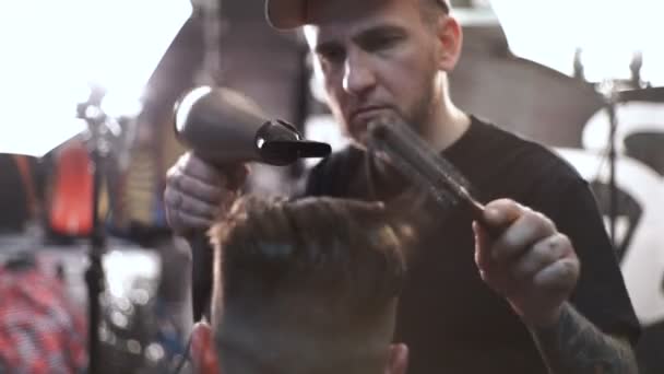 Homem de penteado molhado. Close up de barbeiro cabeleireiro cabeça masculina. Barbeiro corte de cabelo fazendo estilo de cabelo masculino — Vídeo de Stock