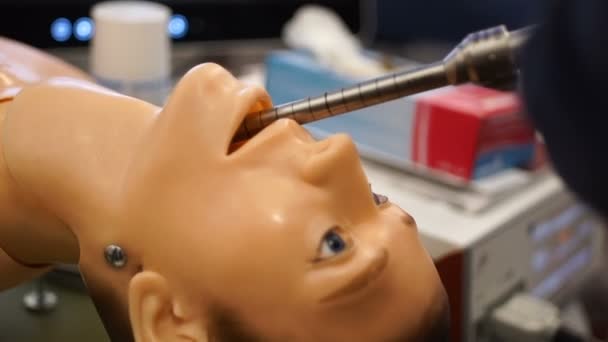 Обучение в области здравоохранения - В медицинском колледже для студентов появятся манекены — стоковое видео