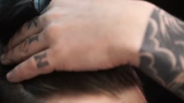 Saç kesimi, Kuaför Salonu, modern saç stilisti, siyah saçlı adam için yakından yapan yakışıklı erkek yakın çekim.