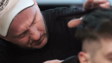 Close-Up profesyonel erkek Kuaför Saç kesimi Berber Dükkanı, elektrikli ustura ile yapar.